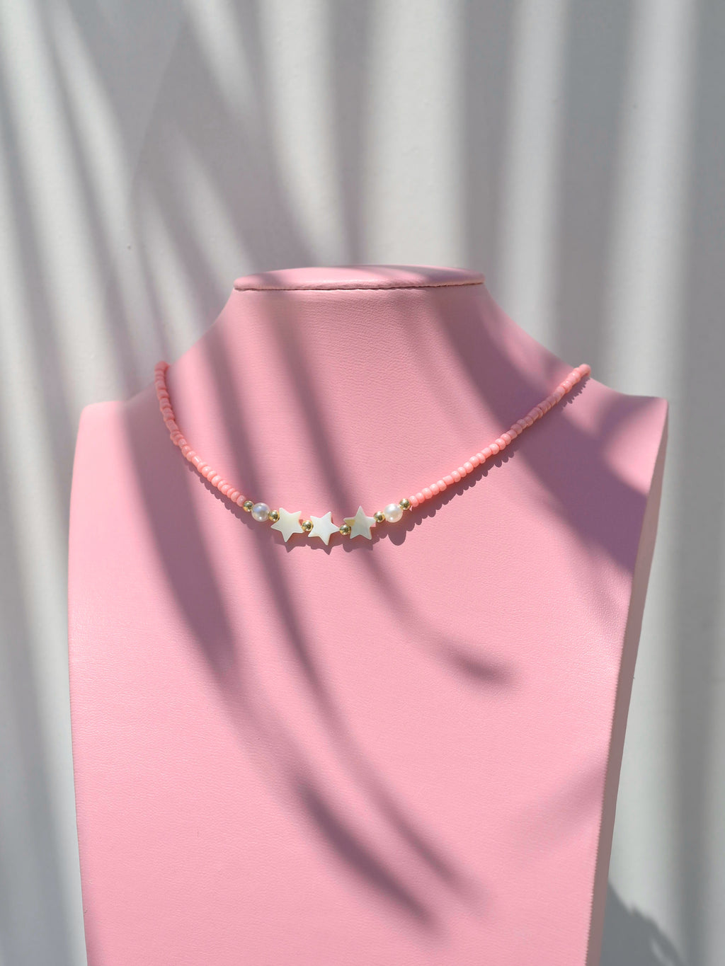 Collar rosa con estrellas