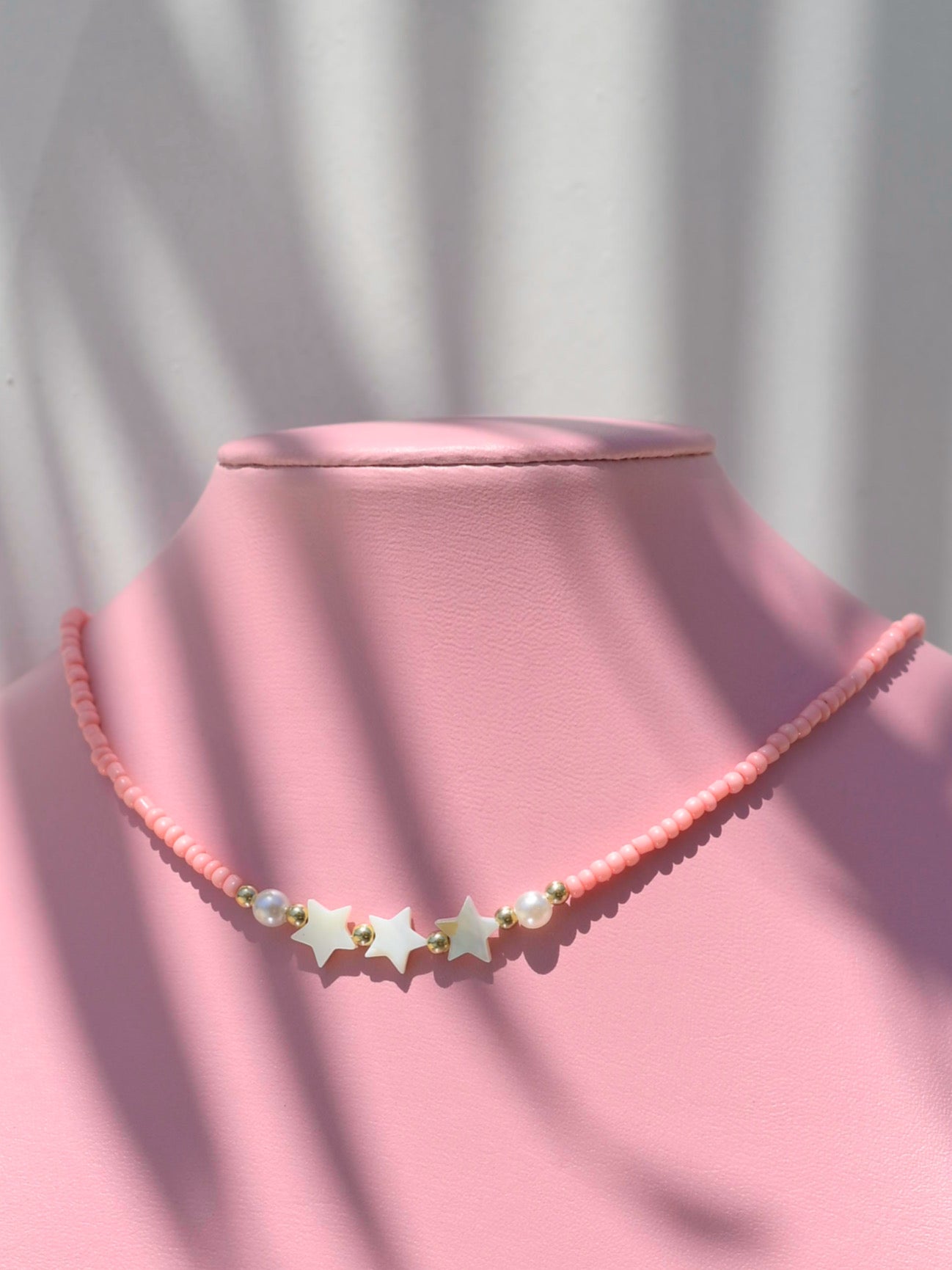Collar rosa con estrellas