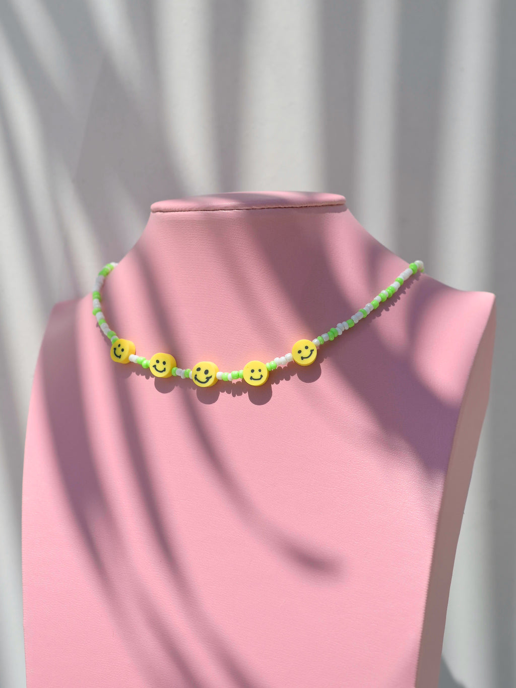 Collar verde con happy faces