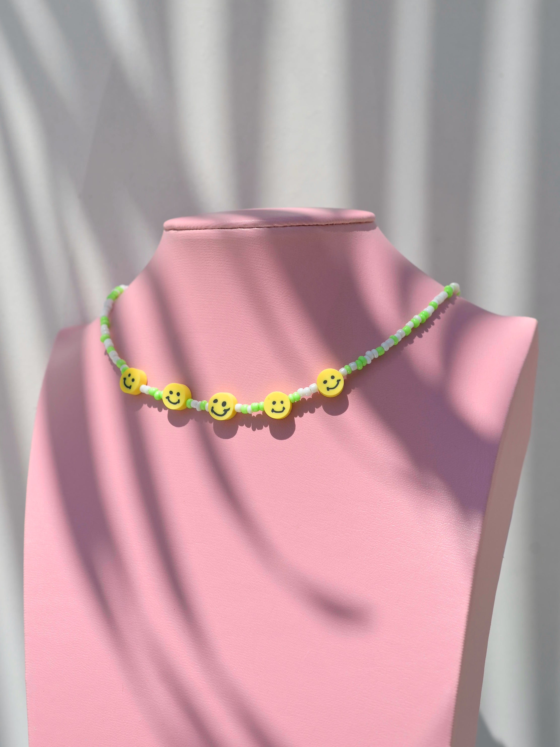 Collar verde con happy faces