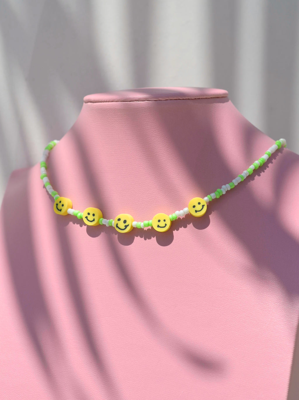Collar verde con happy faces