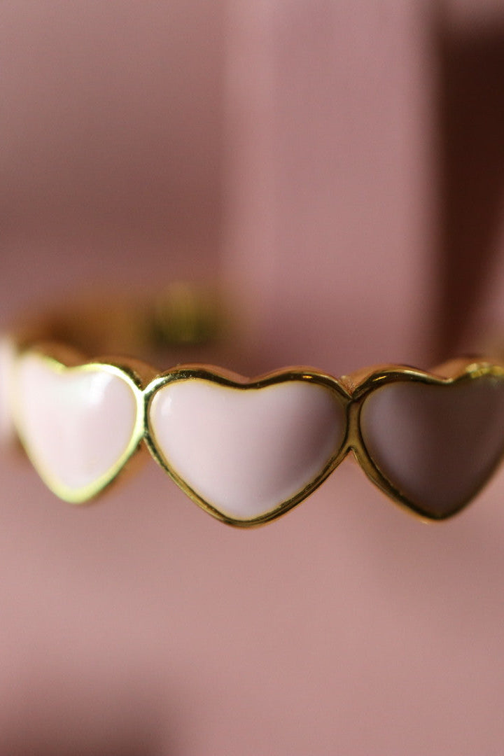 Anillo oro con corazones rosas