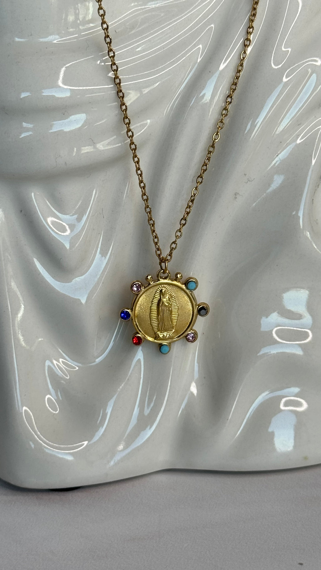Collar virgencita con piedras