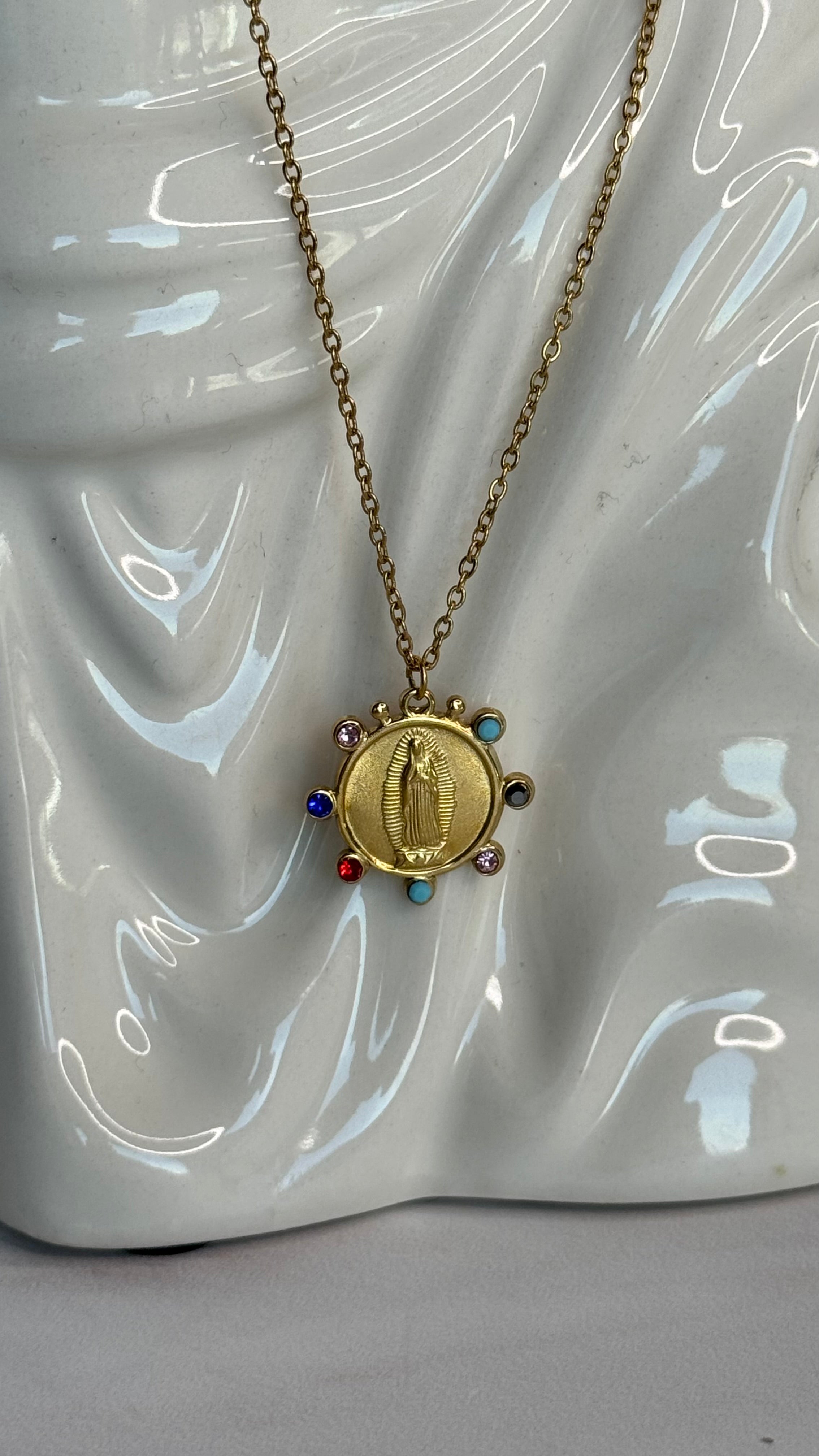 Collar virgencita con piedras