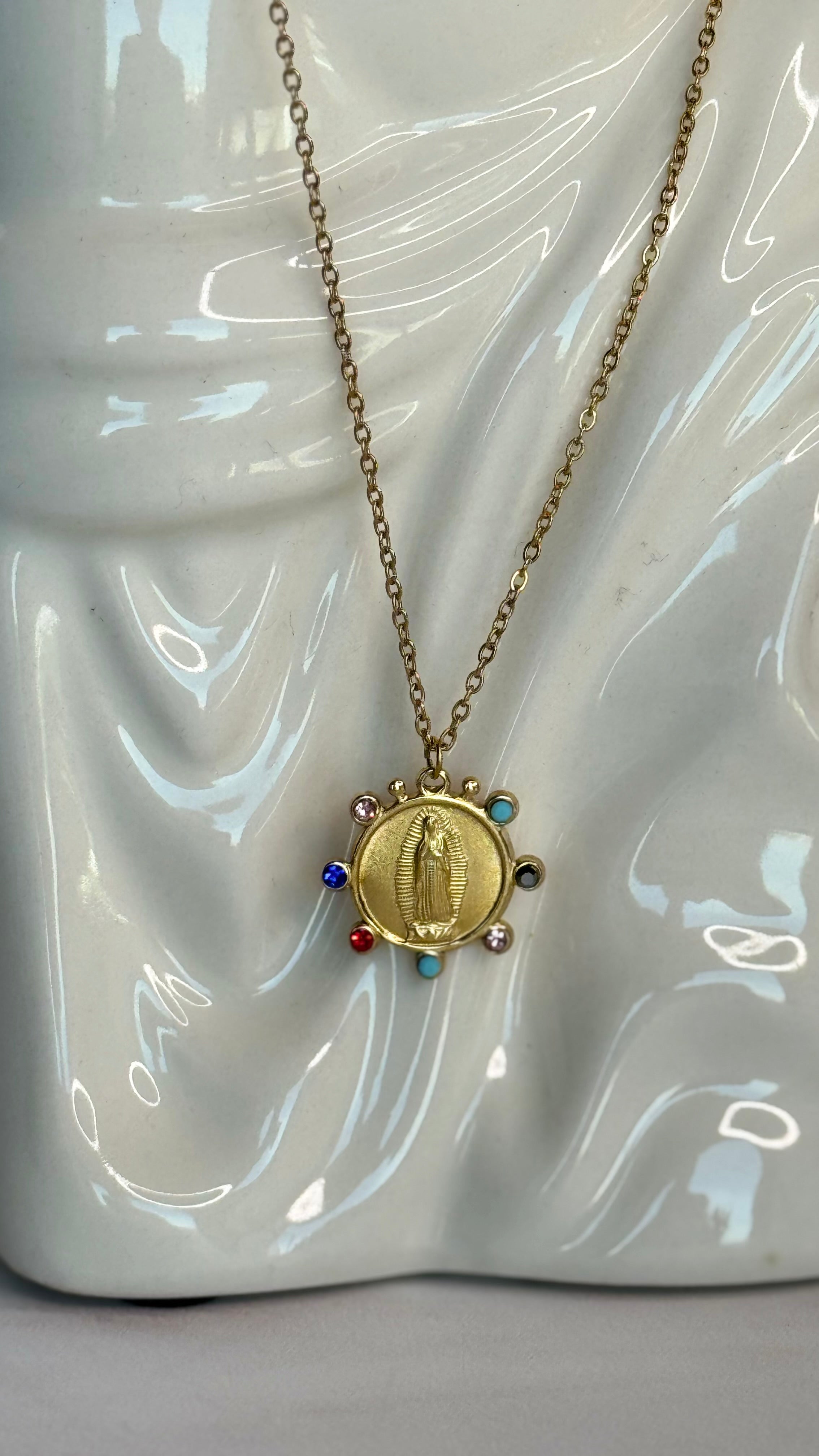 Collar virgencita con piedras
