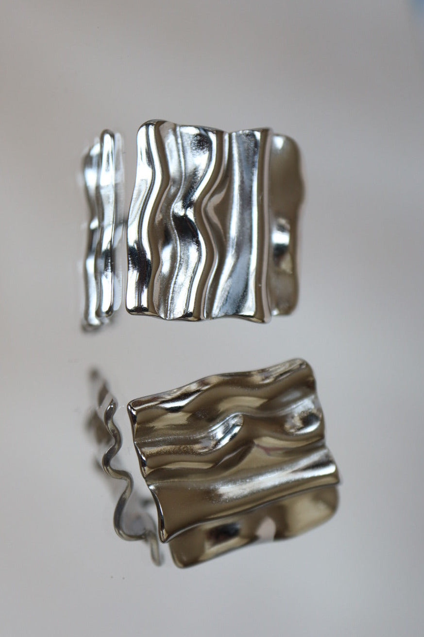 Aretes corrugados plateado